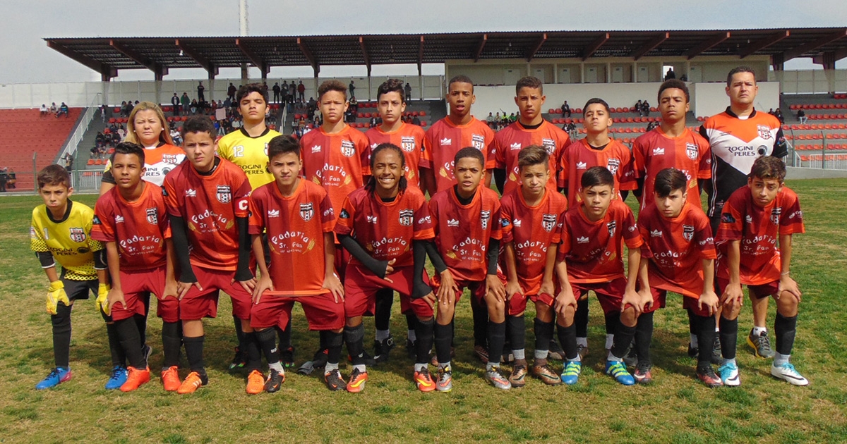 Garotada dos Campeonatos Sub-11 e Sub-13 da Liga de Mogi entram em campo