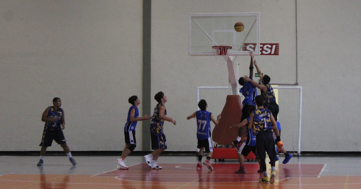 Colégios Mello Dante e Silogeu conquistam os campeonatos de basquete